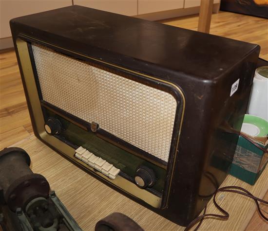 A bakelite radio